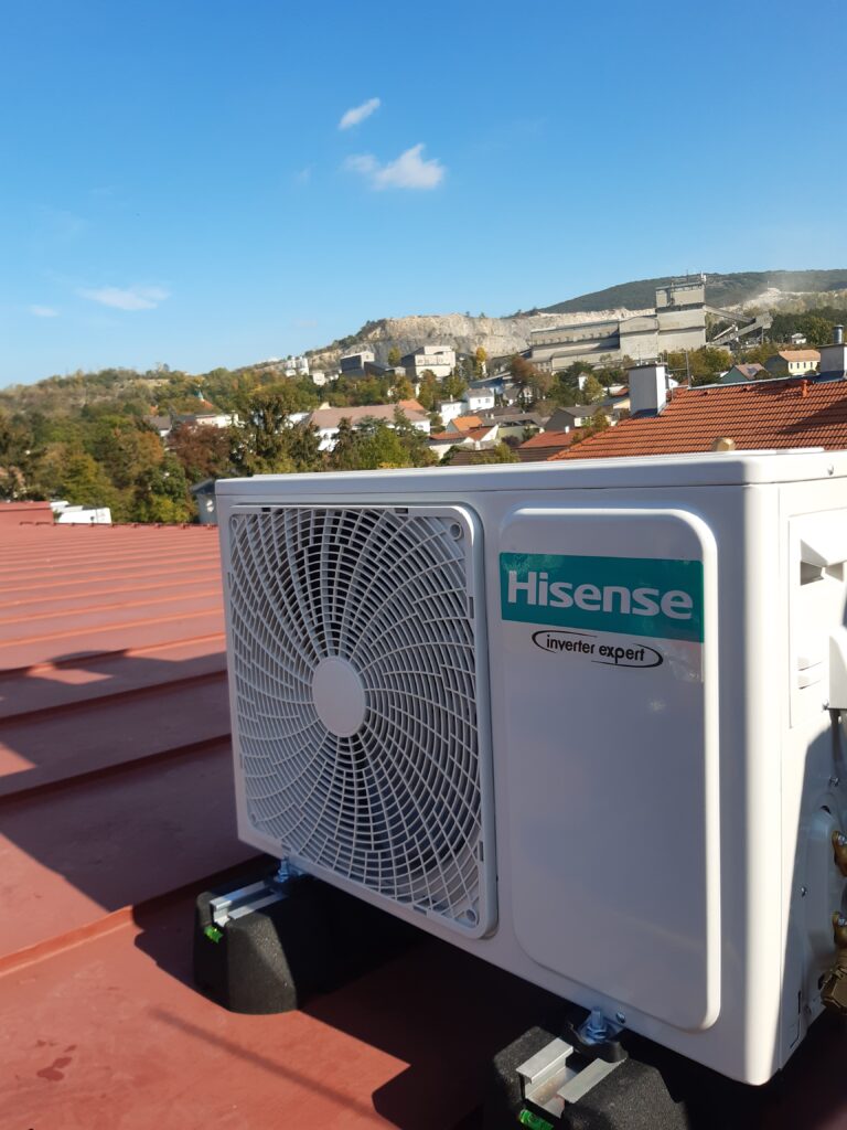 Bild: Klimaanlage auf dem Dach mit Hintergrund einer Stadtlandschaft