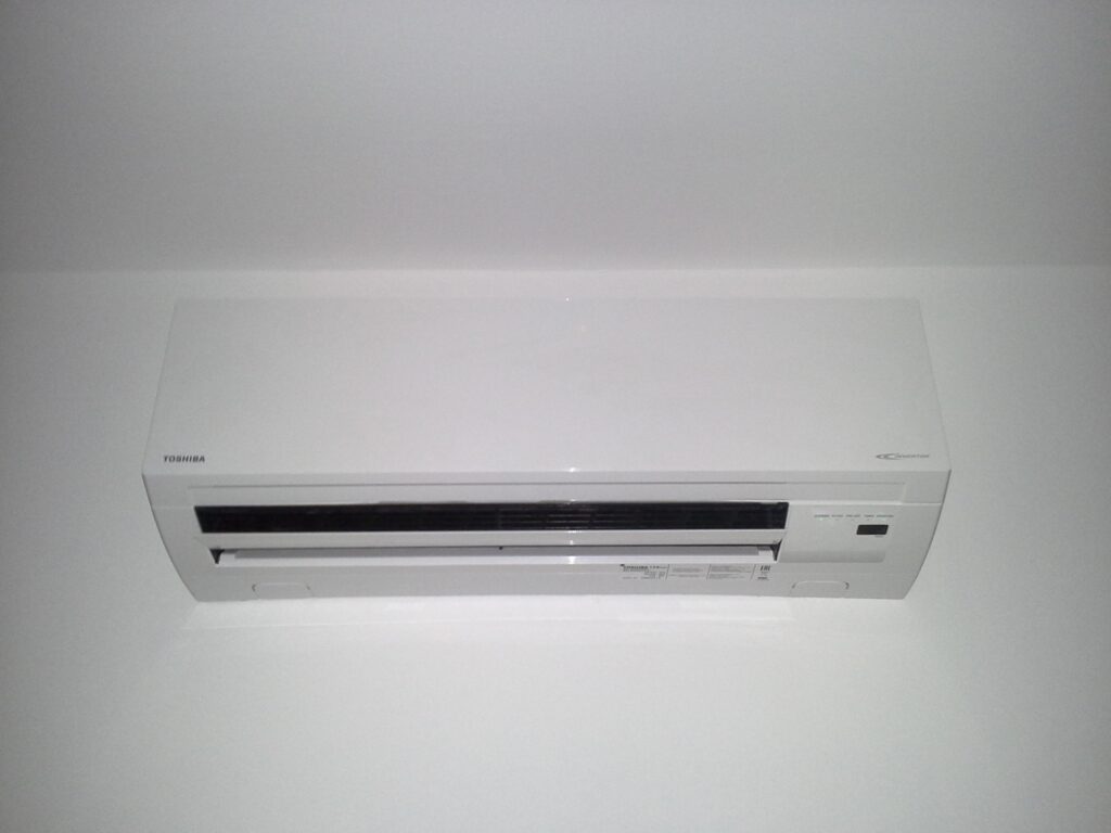 Weiße Klimaanlage an der Wand montiert.