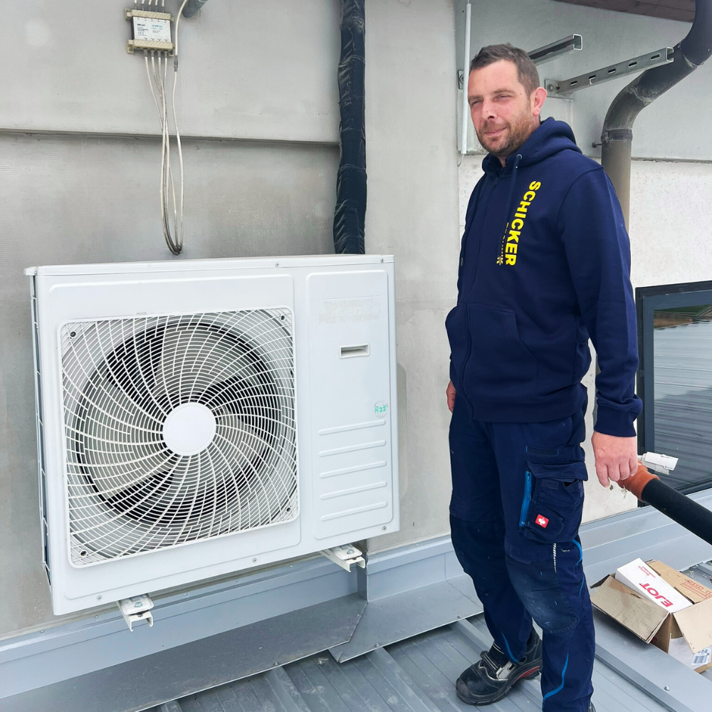 Techniker installiert Klimaanlage auf Dachterrasse.