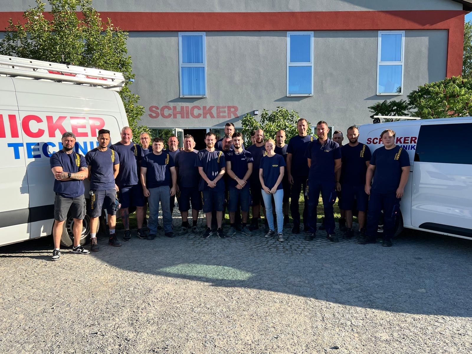 Team vor Schicker Technik Firmengebäude in Österreich.